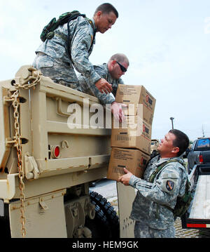 HAMMOND, Louisiana - Soldaten mit 1020th vertikale Ingenieur-Unternehmen, 527th Engineer Battalion, sammeln MREs und Wasser aus einem Blackhawk zur Verteilung bei der Notfall-Operation-Center in Grand Isle, 31. August 2012. Die LANG hat mehr als 8.000 Soldaten und Piloten bereit, unterstützen unsere Bürgerinnen und Bürger, lokale & staatliche Behörden zur Unterstützung der. (Foto: U.S. Army Hurricane Isaac Operationen. (Foto von Sgt. Rashawn D. Preis, 241st Mobile Public-Affairs-Abteilung, Louisiana Army National Guard/veröffentlicht.) Louisiana Nationalgarde unterstützt Bürgerinnen und Bürger von Louisiana nach Hurrikan Isaac 120831-A-EO763-122 Stockfoto