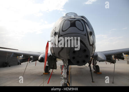 Ein einsitziges zweimotoriges Kampfflugzeug A-10 Thunderbolt II, das dem 455. Air Expeditionary Wing zugeordnet ist, befindet sich am 2. September 2012 auf dem Bagram Air Field, Provinz Parwan, Afghanistan. für den Betrieb in der Nähe der Luftunterstützung. Stockfoto