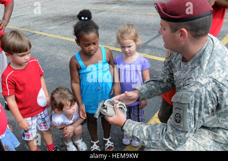 SPC. Paul Mampreian hält ein Notfall Druckverband während einer Demonstration von der erste-Hilfe-Ausrüstung, die Fallschirmjäger während eine Community Relations-Veranstaltung bei KinderCare Day Care Center in Fayetteville, NC, Sept. 5 verwenden. Mampreian ist eine Linie Medic, Stabskompanie, 1. Bataillon, 325. Airborne Infanterie-Regiment, 2nd Brigade Combat Team, 82nd Airborne Division zugewiesen. Er gehörte zu der Gruppe der Fallschirmjäger von der Brigade, die besucht KinderCare für ein Community-Event Beziehungen zeigen Sie den Kindern und Mitarbeitern ein Teil der militärischen Ausrüstung hat die Brigade als Vermögenswert. Die 2BCT ich Stockfoto