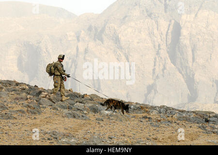 Air Force Tech Sgt. Michael Myers und seine militärischen Gebrauchshund Rambo klar einem Hügel von IED Bedrohungen entlang einer Route während der Operation Southern Strike III in der Takhteh Pol verwendet district, Provinz Kandahar, Afghanistan, 7. September 2012. Myers, von Bluffton, ind., ist Moody Air Force Base mit der 820th Sicherheitsgruppe Kräfte stationiert. Operation Southern Strike III 120907-A-DL064-353 Stockfoto