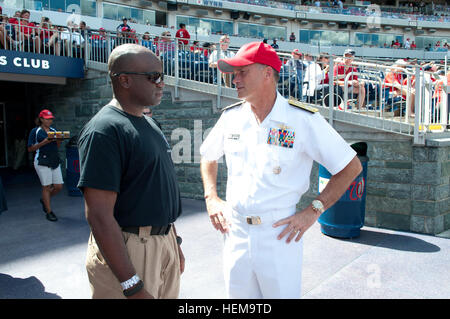 Marine Admiral James A. Winnefeld, Jr., Vice Chairman of the Joint Chiefs Of Staff und seine Frau Mary besuchten das Baseball-Spiel zwischen den Washington Nationals und Miami Marlins am Nationals Park am 9. September 2012 in Washington D.C. Die Winnefelds traf sich mit Spielern aus der Verwundeten Krieger amputierten-Softball-Team, Veteranen und Mütter von gefallenen Marines auf dem Spiel... (Foto: DOD: US Army Staff Sgt Sonne L. Vega, Joint Staff)... ADM Winnefeld Jr. bei Staatsangehörigen Spiel 120909-A-TT930-033 Stockfoto