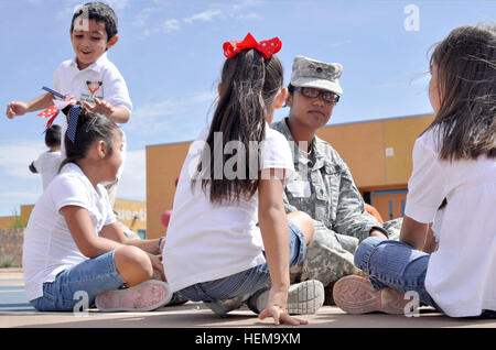 SPC. Samantha M. Colon, Spezialist für human resources in der 7222th Medical Support Unit, spielt Gans Ente Ente mit Kindern an der Chester Jordan Grundschule am 11. September 2012 in El Paso, Texas. Doppelpunkt, ein Eingeborener von Daytona, FL., ist einer von mehr als 50 Soldaten mit den besseren Chancen für einzelne Soldaten Programm, die vom 11. September besuchte Commemorative Programm, um diejenigen ehren, die sich um den Menschen in Amerika im in- und Ausland zu schützen zu opfern. BOSS ehrt amerikanische Helden mit wenig Patrioten 120911-A-WO769-562 Stockfoto