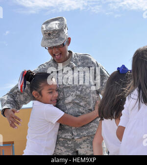 SPC. Samantha M. Colon, Spezialist für human resources in der 7222th Medical Support Unit, gibt eine Umarmung, ein Kind an der Grundschule Chester Jordan am 11. September 2012 in El Paso, Texas. Doppelpunkt, ein Eingeborener von Daytona, FL., ist einer von mehr als 50 Soldaten mit den besseren Chancen für einzelne Soldaten Programm, die vom 11. September besuchte Commemorative Programm, um diejenigen ehren, die sich um den Menschen in Amerika im in- und Ausland zu schützen zu opfern. BOSS ehrt amerikanische Helden mit wenig Patrioten 120911-A-WO769-510 Stockfoto