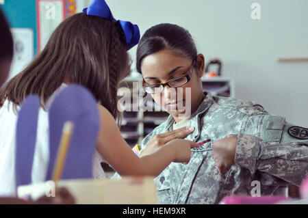 SPC. Samantha M. Colon, Spezialist für human resources in der 7222th Medical Support Unit, hilft ein Kind das Wort Armee an der Grundschule Chester Jordan am 11. September 2012 in El Paso, Texas zu buchstabieren. Doppelpunkt, ein Eingeborener von Daytona, FL., ist einer von mehr als 50 Soldaten mit den besseren Chancen für einzelne Soldaten Programm, die vom 11. September besuchte Commemorative Programm, um diejenigen ehren, die sich um den Menschen in Amerika im in- und Ausland zu schützen zu opfern. BOSS ehrt amerikanische Helden mit wenig Patrioten 120911-A-WO769-618 Stockfoto