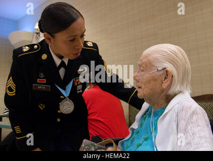 Sgt. 1. Klasse Rose Artis, Mitglied der Sergeant Audie Murphy Club, Fort Bliss Kapitel von William Beaumont Army Medical Center, spricht mit der Mutter ein Kriegsveteran, 14. September 2012, Zuhause Ambrosio Guillen Texas State Veteranen, El Paso, Texas. Die Mitglieder des SAMC besucht die Veteranen nach Hause, ein Kriegsgefangener/fehlende in Aktion Anerkennung Zeremonie beizuwohnen und verbringen Sie Zeit mit den Bewohnern. Veteranen erleben Sie ihre Tage Krieg, SAMC hört die Geschichte 120914-A-JV906-003 Stockfoto