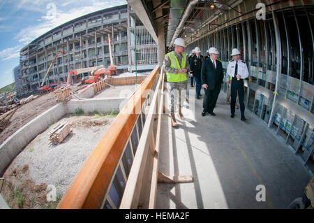 Unter Secretary Of The Army Joseph W. Westphal besucht die Baustelle eines neuen Krankenhauses gebaut auf Fort Riley, 14. September 2012, Fort Riley, Kansas Das neue Krankenhaus unterbringen Fort Riley steigende Bedürfnisse im Gesundheitswesen für die nächsten 40 bis 50 Jahre und beschäftigen mehr als 300 zusätzliche medizinischem Fachpersonal, ein überlegenes Niveau der Patientenversorgung zu gewährleisten. Zusammen mit dem neuen Krankenhaus entstehen ein Krieger Übergang Komplex, eine Grundversorgung-Klinik und ein Schädel-Hirn-Verletzung-Klinik auf Fort Riley. Armee verpflichtet, nationale akademische Exzellenz 120914-A-AJ780-009 Stockfoto