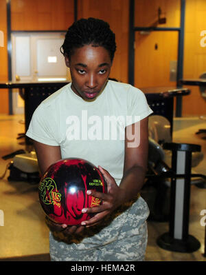 Staff Sgt Tiara Jenkins, eine zertifizierte Ergotherapie Assistentin mit 254. Medical Detachment, Bekämpfung des operativen und Stress Control, 21. Theater Sustainment Command, bereitet sich auf ihren Ball durch die Gasse auf der Vogelweh Bowling-Center zu werfen. Tiara, gebürtig aus Baltimore, Maryland, vertreten die Armee Frauen Bowling Team bei der diesjährigen Streitkräfte Bowling Meisterschaft am Joint Base Lewis-McChord im Mai stattfindet. Im Wettbewerb gegen Kegler aus der Marine und Luftwaffe (die Marines nicht senden ein Team), Tiara und ihren drei Teamkollegen bested Bereich, wobei Gold. (Foto von Brandon Beach, 21. der Stockfoto