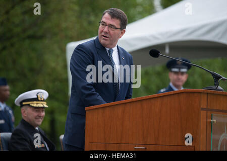 Dr. Ashton B. Carter, der stellvertretende US-Verteidigungsminister, wendet sich das Publikum bei der European Command-Änderung der Befehl Zeremonie am Washington Square von Patch Barracks in Vaihingen, Deutschland, 10. Mai 2013. (US Armee-Foto von Eric Steen/freigegeben) Dr. Ashton B. Carter, der stellvertretende US-Verteidigungsminister, Adressen, die das Publikum das European Command Befehl Zeremonie am Washington Square von Patch Barracks in Vaihingen, Deutschland, 10. Mai 2013 130510-A-IO573-002 ändern Stockfoto