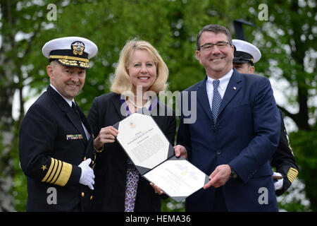 Dr. Ashton B. Carter, Recht, stellvertretender Verteidigungsminister präsentiert den Distinguished Public Service Award, Laura Stravidis, Center, die Frau des U.S. Marine Admiral James G. Stravidis, der scheidende Kommandeur des US European Command (EUCOM), während das EUCOM-Änderung der Befehl Zeremonie am Washington Square von Patch Barracks in Vaihingen, Deutschland, 10. Mai 2013. (US Armee-Foto von Eric Steen/freigegeben) EUCOM Änderung des Befehls 130510-A-IO573-007 Stockfoto