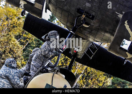 PFC. Natalie Mehring, vorwärts Unterstützungskompanie, 6. Pionier-Bataillon von Phoenix, Arizona, verbindet ein Kabel zu einem schwebenden Hubschrauber UH - 60L bei Slingload Operationen mit dem 1. Bataillon, 207. Aviation Regiment in Alaska Army National Guard bei Landing Zone Ranger, JBER-Richardson, 20. September 2012.  Die Soldaten waren verantwortlich für die Einrichtung der Landezone, rigging ein High Mobility Multipurpose Wheeled Vehicle und Wasser Trailer für Slingloading und Kommunikation mit dem Hubschrauber als Teil der Einheit Kompetenz bei der Bereitstellung kritischer Versorgungsgüter und Ausrüstungsgegenstände von rotary Flugzeug Stockfoto