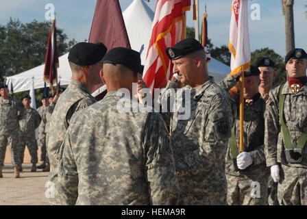 Generalmajor Bryan R. Kelly, links, Pässe der Army Reserve Medical Command, Command Sergeant Major Harold P. Estabrooks, rechts, zur "Aufbewahrung" während der Änderung der Befehl Zeremonie 23. September 2012, als Generalmajor Luis R. Visot (zurück zur Kamera), stellvertretender Kommandeur General, Operationen der US-Armee-Reserve-Befehl bei c.w. 'Bill' Young Armed Forces Reserve Center in Pinellas Park blickt Farben auf , Florida Kelly übergibt die Farben an Estabrooks zur "Aufbewahrung" während seiner Zeit im Befehl. (US Armee-Foto von Staff Sgt. Marnie Jacobowitz/freigegeben) AR-MEDCOM Command Sergeant Major übernimmt 120923- Stockfoto