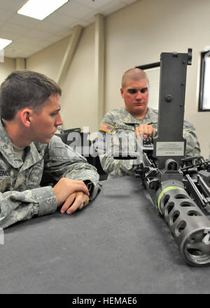 US Armee Sgt. Todd Lawrence (links), ein Eingeborener von Las Cruces, NM, und Infanterist zugewiesen Firma A, 1. Bataillon, 77. Infanterie-Regiment 4. Heavy Brigade Combat Team, 1. US-Panzerdivision, beobachtet, wie Spc. Zachary Carpenter, ein Eingeborener von Callisburg, Texas, und Infanterist zugewiesen 5. Infanterie-Regiment, 2. Bataillon, 3. Infantry Brigade Combat Team, 1. US-Panzerdivision, beide mit Sitz aus Fort Bliss , Texas, übt ein schweres Maschinengewehr M2 auseinander zu nehmen. Service-Mitglieder, die dem Gerät Rüstungsschmied statt an der Truppe School auf Biggs Army Airfield Kurs gelehrt wie man richtig Ma Stockfoto