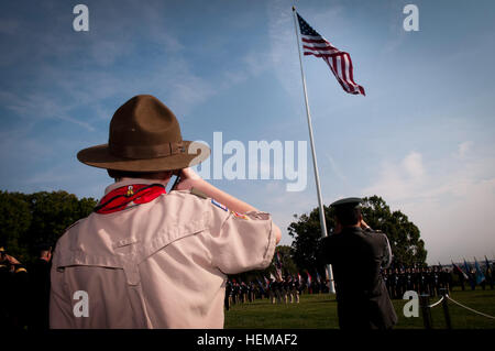 Ein junger Pfadfinder begrüßt die amerikanische Flagge während einer Preisverleihung für Japanisch Boden Self-Defense Force Stabschef General Eiji Kimizuka, 27. September 2012, am Joint Base Myer-Henderson Hall, VA.  Kimizuka erhielt die Auszeichnung für die Förderung der Familie und Wohlstand durch den Aufbau einer Japan Ground Self-Defense Force Unterstützung durch die Familie. Führungsmitglied aus Land der aufgehenden Sonne besucht National Capital Region 120927-A-AJ780-001 Stockfoto