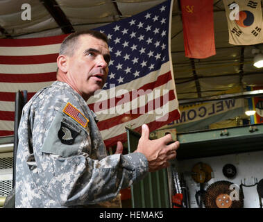 Major General Jeffrey N. Colt, stellvertretender Kommandierender general, 18. Airborne Corps, spricht den Soldaten vom 544th Dive Ablösung, spezielle Truppen Bataillon, 7. Sustainment Brigade, Oct 3. um die Einsatzbereitschaft der Brigade zu überprüfen. Bei seinem Besuch mit der 7. Sus. BDE und Oberst Lawrence Kominiak, Kommandeur, traf er sich mit den Tauchgang Ablösung, Heimat stationiert in Fort Bragg, sondern an der 7. Sus befestigt. BDE. Er tourte auch des Atlas-Gabelstaplers, Kalmar, und Wasserfahrzeuge Simulation konzentriert sich auf Basis und traf sich mit Wasserfahrzeugen Soldaten während des Besuchs 3. Port. Entschlossene Krieger zeigen, dass sie fit sind Stockfoto