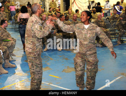 PFC. Dortheia Orosco, kombiniert Joint Task Force 1, 1. US-Infanteriedivision, versucht ihr Glück beim Tanzen traditionellen Latein tanzen während der Hispanic Heritage Monat Feier, 5. Oktober 2012 auf Bagram Air Field. Tänze wie diese sind ein Teil der kulturellen Traditionen in Latein und Hispanic Ländern. Die Feier gefeiert Teil der Vielfalt, die das US-Militär innewohnt. "Diversidad Unidos (Diversity united), Thema für Hispanic Heritage Monat Feier 121005-A-XO441-055 Stockfoto