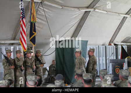 Oberst R.J. Lillibridge, Kommandeur der 3. Brigade Combat Team "Rakkasans," 101st Airborne Division (Air Assault), Task Force 3-101 und Command Sergeant Major Eric Crabtree, 3. BCT, 101. ABN DIV (ASSLT) Gruß der amerikanischen Flagge nach uncasing farblich Brigade während der Transfer of Authority-Zeremonie auf Forward Operating Base Salerno, Khost Provinz, Afghanistan, 6. Oktober 2012. Die Rakkasans übernahm Behörde vom 4th Brigade Combat Team (Airborne), 25. Infanterie-Division, Spartan Task Force zur Unterstützung der Operation Enduring Freedom. Übertragung der Autorität 121006-A-AY560-242 Stockfoto