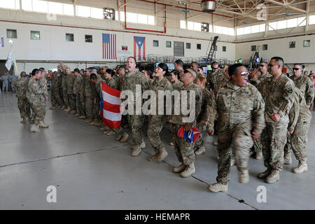 Bürger-Soldaten der Nationalgarde Puerto Rico 1473rd Quartermaster Company erhielt ein warmes Willkommen Zuhause am 6 Oktober um Muniz Air Force Base in Carolina, Puerto Rico, nach einer langjährigen Einsatz in Afghanistan. Das Personal der PRNG zusammen mit dem Staatssekretär, Hon. Kenneth McKlintock und ihre Familienangehörigen erhalten die Soldaten. Hier, wartet Jaymineanis Capeles geduldig auf die Ankunft ihrer Mutter, Staff Sgt Odeimys Diaz. Bei der Ankunft und nach Aussteigen das Flugzeug, die sie nach Hause brachte, war ein riesiges Display der Puerto-ricanische Flaggen zu sehen. Die Puerto-Rico-Soldaten gewesen Stockfoto