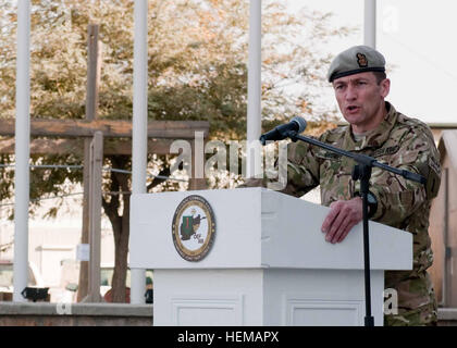 PARWAN Provinz, Afghanistan – britische Armee Major General, Felix Gedney, stellvertretender Kommandierender general, 1st Infantry Division, spricht bei der Bagram Flugplatz Garnison Befehl und Verantwortung, 6. Oktober 2012. Diese Zeremonie markiert die erste US-Armee Garnison Änderung des Befehls in Afghanistan. (Foto: US-Armee Sgt. Christopher Bonebrake, 115. Mobile Public Affairs-Abteilung) Bagram Flugplatz Garnison ändern des Befehls 121006-A-GH622-123 Stockfoto