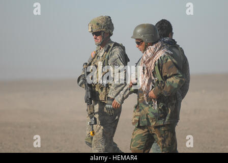 Major Brian Roeder (L), ein Mitglied der Sicherheit Kräfte beraten und unterstützen Team grau 1 und seiner afghanischen Spielpartner Rolle diskutieren Sicherheitsstrategien während einer Verkehr Kontrolle Punkt Übung im National Training Center in Fort Irwin, Kalifornien Okt. 5. Der nächste Schritt im afghanischen unabhängige Vorgänge 121005-A-UE632-663 Stockfoto