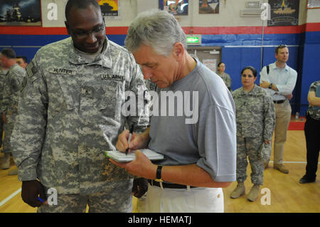 Ein Senator der Vereinigten Staaten unterzeichnet ein Autogramm für ein Mitglied des Militärs während eines Besuchs in Camp Arifjan, Kuwait, am 18. Juli 2012. Stockfoto