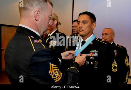 Das United States Army Reserve Command führt ein neues Mitglied in den Sergeant Audie Murphy Club in Fort Knox ein und vergibt das Medaillon, die lebenslange Mitgliedskarte, das Zertifikat für Anerkennung und die Army Commendation Medal für exzellente Führung und Service. Stockfoto
