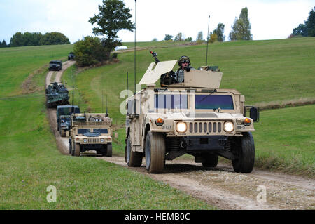 4. Geschwader der US-Army in Europa, 2. Kavallerie-Regiment, Bewegung durch das deutsche Land in Richtung Dorf Schalkenthan während des Trainings Saber Junction 2012, Okt. 15.  Säbel Junction 2012 ist eine große, gemeinsame, multinationale militärische Fortbildungsveranstaltung mit US-Soldaten und mehr als 1800 multinationalen Streitkräfte. Saber Junction 2012 121015-A-KG432-056 Stockfoto