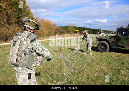 Soldaten der US Army, von 2. Kavallerie-Regiment, Rollup Constantia Draht außerhalb ein tactical Operations Center außerhalb der deutschen Dorf Fuchsstein, in der Nähe von Amberg, während des Trainings Saber Junction 2012, 16 Oct. Säbel Junction ist eine große, gemeinsame, multinationale militärische Fortbildungsveranstaltung mit US-Soldaten und mehr als 1.800 multinationalen Streitkräfte. Saber Junction 2012 121016-A-KG432-062 Stockfoto