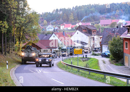 Grafenwöhr, Deutschland--Fahrzeuge, vom 2. Kalvarienberg Regiment der US-Army in Europa bewegen sich durch das deutsche Dorf Hausen auf ihrem Weg nach Süden während des Trainings Saber Junction 2012, 16 Oct. Säbel Junction ist eine große, gemeinsame, multinationale militärische Fortbildungsveranstaltung mit US-Soldaten und mehr als 1800 multinationalen Streitkräfte. (US-Army in Europa Foto von Staff Sgt Pablo N. Piedra) 8102216968 Hausen in der Nähe von Ursensollen Deutschland - Saber Junction 2012 Stockfoto