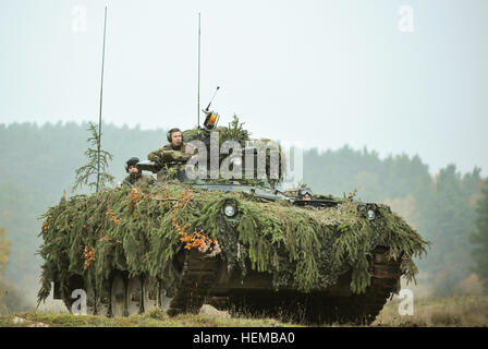 Deutsche Soldaten in einem Marder Infanterie-Kampffahrzeug Scannen das Schlachtfeld während Saber Junction 2012 bei den Joint Multinational Readiness Center in Hohenfels, Deutschland, Okt. 25. Die US Army Europe Übung Saber Junction Züge U.S. Personal- und 1800 multinationale Partner aus 18 Nationen eine multinationale Interoperabilität und eine agile, bereit Koalition Kraft.  (US-Army in Europa Foto von visuellen Informationen Spezialist Markus Rauchenberger/freigegeben) Bundeswehr-Soldaten in einem Marder IFV im Okt. 2012 Stockfoto