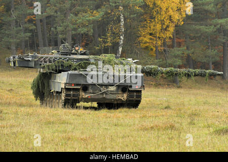 Ein deutsche Armee Leopard II Panzer zum 104. Panzer Bataillon, zugewiesen scannt das Schlachtfeld im Joint Multinational Readiness Center während Saber Junction 2012 in Hohenfels, Deutschland, 25. Oktober 2012. Die US Army Europe Übung Saber Junction Züge U.S. Personal- und 1800 multinationale Partner aus 18 Nationen eine multinationale Interoperabilität und eine agile, bereit Koalition Kraft. (US Armee-Foto von Markus Rauchenberger/freigegeben) Saber Junction 2012 121025-A-BS310-214 Stockfoto