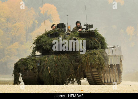 Ein deutsche Armee Leopard II Panzer, 104. Panzer Bataillon, zugewiesen scannt das Schlachtfeld im Joint Multinational Readiness Center während Saber Junction 2012 in Hohenfels, Deutschland, Okt. 25. Die US Army Europe Übung Saber Junction Züge U.S. Personal- und 1800 multinationale Partner aus 18 Nationen eine multinationale Interoperabilität und eine agile, bereit Koalition Kraft.  (US-Army in Europa Foto von visuellen Informationen Spezialist Markus Rauchenberger/freigegeben) Deutsche Armee Leopard 2, 104. Panzer Bataillon zugeordnet Stockfoto