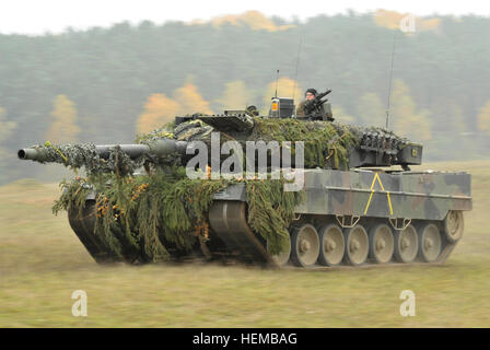 Ein deutsche Armee Leopard II Panzer, 104. Panzer Bataillon, zugewiesen bewegt sich durch das Joint Multinational Readiness Center während Saber Junction 2012 in Hohenfels, Deutschland, Okt. 25. Die US Army Europe Übung Saber Junction Züge U.S. Personal- und 1800 multinationale Partner aus 18 Nationen eine multinationale Interoperabilität und eine agile, bereit Koalition Kraft.  (US-Army in Europa Foto von visuellen Informationen Spezialist Markus Rauchenberger/freigegeben) Deutsche Armee Leopard 2A6 Tank im Okt. 2012 Stockfoto