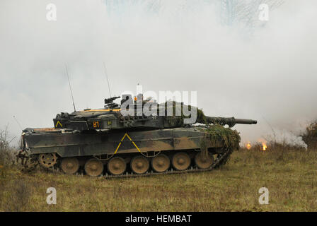 Ein deutsche Armee Leopard II Panzer, 104. Panzer Bataillon, zugewiesen legt eine Coverversion des weißen Rauch während Saber Junction 2012 in das Joint Multinational Readiness Center in Hohenfels, Deutschland, Okt. 25. Die US Army Europe Übung Saber Junction Züge U.S. Personal- und 1800 multinationale Partner aus 18 Nationen eine multinationale Interoperabilität und eine agile, bereit Koalition Kraft.  (US-Army in Europa Foto von visuellen Informationen Spezialist Markus Rauchenberger/freigegeben) Deutsche Armee Leopard II Panzer, PzBtl 104 Stockfoto