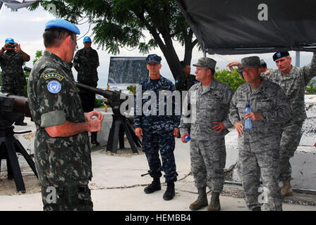 Generalmajor Luiz Guilherme Paul Cruz, Kommandeur der Truppe, MINUSTAH, Schriftsätze a-Klasse Capstone 19 Mai über die Geschichte der MINUSTAH in Haiti und die Hilfsmaßnahmen, die aufgetreten sind Truppen, nach dem Erdbeben von Jan. 12. Schlussstein ist ein Gemeinschaftsdienst Militärausbildung sechswöchigen Kurs in Fort Lesley J. McNair, Washington, für Aufsteiger Brigadier Generals und Rear Admirals sowie zivile Arbeitskräfte mit dem Department of Defense. Der Kurs hebt zwei Wochen Reisen in militärischen Bereichen des Betriebs. Die 18-köpfige Gruppe war in ganz Lateinamerika reisen, wenn sie in Haiti nicht mehr. Die p Stockfoto