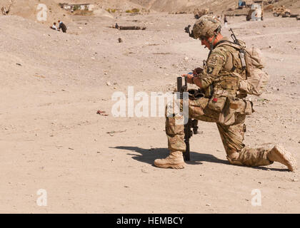 US Armee Sgt. Jeffrey Martin, ein vorwärts Beobachter befestigt Truppe B, 1. Staffel, 33. Kavallerieregiment, roten Zug, 3rd Brigade Combat Team, 101st Airborne Division (Air Assault), prüft Koordinaten auf seiner Karte in der Nähe des Dorfes Anar Bagh, 27. Oktober 2012. Roten Plt. eine Aufklärungsmission Route durchgeführt und Straßeniveau Engagements mit der lokalen Bevölkerung um sich über mögliche Aufständischen Aktivitäten im Bereich durchgeführt. (Foto: US-Armee Sgt. Christopher Bonebrake, 115. Mobile Public Affairs-Abteilung) Trupp B führt Route Aufklärungsmission 121027-A-GH622-036 Stockfoto