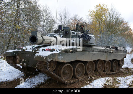 HOHENFELS, Deutschland - A Challenger 2 Tank aus Britished bewaffnete Kraft 3rd Battalion Mercian Regiment wartet in Position für einen möglichen Angriff, als Teil von Saber Junction, auf Truppenübungsplatz Hohenfels, Okt. 28. Säbel Junction ist eine große, gemeinsame, multinationale militärische Fortbildungsveranstaltung mit US-Soldaten und mehr als 1.800 multinationalen Streitkräfte. (Foto von Staff Sgt Brooks Fletcher, US Army Europa Public Affairs) Herausforderer 2 Behälter aus der britischen Armed Force 3. Bataillon (1) Stockfoto