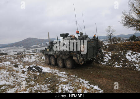 US-Armee Soldaten vom 3. Geschwader, 2. Kavallerie-Regiment ziehen Sicherheit in einem gepanzerten Fahrzeug der Stryker während einer entscheidenden Aktion Umwelt Übung, Saber Junction 2012, bei der Joint Multinational Readiness Center in Hohenfels, Deutschland, 28. Oktober 2012. Saber Junction 2012, der US-Army in Europa der führende Fortbildungsveranstaltung, ist eine große, gemeinsame, multinational, militärische Übung mit Tausenden von Mitarbeitern aus 19 verschiedenen Nationen und Hunderte von militärischen Flugzeugen und Fahrzeugen. Es ist die größte Übung dieser Art, die US-Armee in Europa in mehr als 20 Jahren durchgeführt hat. (US Stockfoto