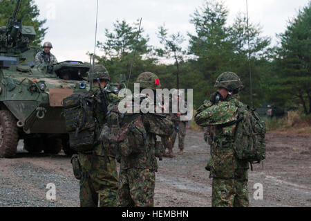 Mitglieder des 33. Infanterieregiments, japanische Ground Self Defense Force Kommunikation mit höheren Sitz per Funk mit Soldaten des 1st Battalion, 14. Infanterie-Regiment, 2nd Stryker Brigade Combat Team, 25. Infanterie-Division, aus Schofield Barracks, Hawaii, den Feind zu vernichten, während ein Bereich Ausbildung Arbeit ausüben, den kulminierenden Fall Orient Shield 12. Orient Shield ist einer jährlichen Übung Zusammenführung der US-Armee und die Japan Ground Self Defense Force, ihre Kundenbeziehungen zu stärken regionaler Stabilität und Sicherheit gewährleisten. (US Army phot Stockfoto