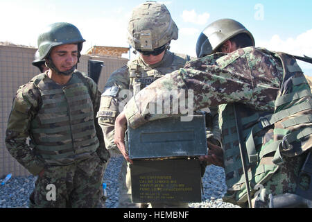 Afghan National Army Soldaten versammeln sich nach nach Durchführung von grundlegenden Gewehr Treffsicherheit in Vorwärts operative Basis Airborne, 4. November 2012, in der Provinz Wardak, Afghanistan. Die ANA sind in einer fünf-Tage-Übung von medizinischer Hilfe bis hin zu entwaffnenden improvisierte Sprengsätze beteiligt. (Foto: U.S. Army Spc. Alexandra Campo) Afghanische Nationalarmee grundlegende Gewehr Treffsicherheit 121104-A-RT803-030 Stockfoto