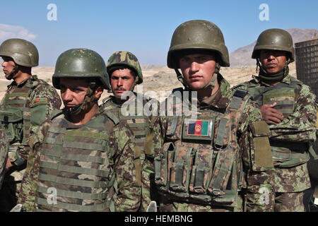 Soldaten der afghanischen Nationalarmee bereiten, nach Durchführung von grundlegenden Gewehr Treffsicherheit in Vorwärts operative Basis Airborne, 4. November 2012, in der Provinz Wardak, Afghanistan zu verlassen. Die ANA sind in einer fünf-Tage-Übung von medizinischer Hilfe bis hin zu entwaffnenden improvisierte Sprengsätze beteiligt. (Foto: U.S. Army Spc. Alexandra Campo) Afghanische Nationalarmee grundlegende Gewehr Treffsicherheit 121104-A-RT803-031 Stockfoto