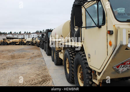 Fahrzeuge von 10. Mountain Division (LI), in Vorbereitung auf die Unterstützung der Opfer des Hurrikans Sandy 4. November 2012 auf Fort-Trommel, NY inszeniert. (Foto von Generalmajor Shane Sandretto) HEMTT Fuelers fahren Fort Drum 776498 Stockfoto