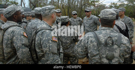 In diesem Bild, veröffentlicht von JTF-71 (MEB) führen Mitglieder des 606th Military Police Company Häftling training Camp Hansen in Okinawa, 5. November 2012. Diese jährliche Ausbildungszeit erweitert das Gerät und hält ihre Militärpolizei Fähigkeiten frisch. (Foto von Armee Spc. Mario Peters) Texas-Gardisten internationale Beziehung aufbauen durch training 818161 Stockfoto