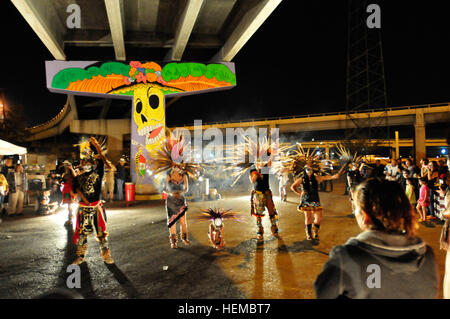 Gekleidet in traditioneller Tracht der aztekische Tänzer vor einem neuen Wandbild des Künstlers Gabriel S. Gaytan während der jährlichen Dia de Los Muertos Feier im Lincoln Park in El Paso, 4. November 2012. Die Gemeinschaft sammeln enthalten Künstler Stände und Altäre mit traditionellen Schädel, Lebensmittel-Angebote eingerichtet und gerahmte Fotos um ihre Angehörigen zu gedenken. (Foto: US-Armee Sgt. Richard Andrade 16. Mobile Public Affairs Abteilung) Dia de Los Muertos ist eine Feier des Lebens 782601 Stockfoto