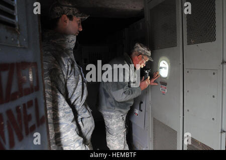 Senior Airman Jared Brotsky, von der West Virginia Air National Guard 130. Bauingenieur-Geschwader und Sgt. 1. Klasse Marty Newman, 3664th Wartung Co. WVARNG inspizieren die elektrischen Bauteile für einen Kessel im Keller ein Apartment-Komplex in Queens, New York Keller überflutet nach Sandy die Küste schlug senden mehr als sieben Fuß Wasser hinein. Kessel bietet Wärme und Wasser zu 23 anderen Gebäuden, die Heimat von rund 600 Menschen sind. Die beiden Service-Mitglieder sind Teil eines kleinen Teams von W.VA zu unterstützen mit Generator Bewertung und reparieren in New York als gesendet Stockfoto