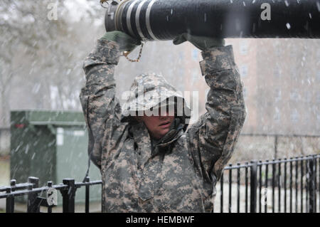 Sgt. Kimberly Boyce, Wasser-Reinigung-Spezialist, 401. Quartiermeister Ablösung Lock Haven, PA., hilft entladen Schläuche aus einem Fahrzeug Pumpe Wasser aus Kellern, 7. November um Redfern Housing complex, Rockaway, New York Bewohner des Komplexes ohne Strom seit Hurrikan Sandy im Nordosten letzte Woche getroffen. Trotz der Auswirkungen der zweiten großen Sturm entfernt Bürger-Soldaten Wasser aus drei Gebäuden des Komplexes. Die Einheit, in der Gegend zur direkten Unterstützung der Federal Emergency Management Agency, staatlichen und lokalen Behörden bereitgestellt. Flickr - der US-Armee - Wasserpumpen Stockfoto