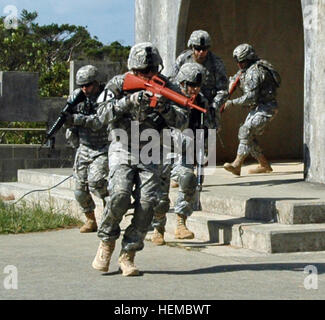 In diesem Bild, veröffentlicht von JTF-71 (MEB) führen Mitglieder des 606th Military Police Company Häftling training Camp Hansen in Okinawa, 8. November 2012. Diese jährliche Ausbildungszeit erweitert das Gerät und hält ihre Militärpolizei Fähigkeiten frisch. Foto von Armee Spc. Mario Peters. Texas-Gardisten internationale Beziehung aufbauen durch training 818179 Stockfoto