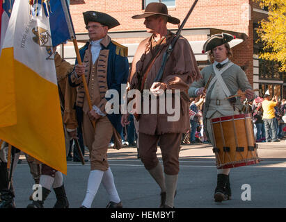 Chris Ruff, ganz rechts, hält Kadenz auf einer Trommel für Reenactors mit dem Lafayette Kapitel der Söhne der amerikanischen Revolution während der 2012 Fayetteville Veterans Day Parade, 10. November in Fayetteville, NC Ruff ist der Kurator des Nationalmuseums von der Army Reserve befindet sich im Inneren der US Army Reserve-Hauptquartier in Fort Bragg, N.C. Die jährliche Parade featured US Armee-Reserve-Befehl-Soldaten und Mitglieder-Service und Ausstattung aus dem 18. Airborne Corps, 82. US-Luftlandedivision, High School Bands, dekoriert schwebt, Veteranen Organisationen und Junior Reserve Officer Training Corps m Stockfoto