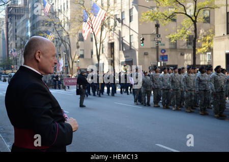 Kardinal Timothy Dolan, Erzbischof von New York, der 77. Sustainment Brigade von Fort Dix, New Jersey, März während der NYC Veterans Day Parade vor seiner St. Patricks Kirche neben der Fifth Avenue zu beobachten. Mehr als 300 Soldaten der Brigade marschierte in die Parade vor Tausenden von Zuschauern entlang der Fifth Avenue, die 30 Blöcke, gestreckt, 11. November 2012 auf 26th Street ab. 77. Sustainment Brigade marschiert in NYC Veterans Day Parade 782244 Stockfoto