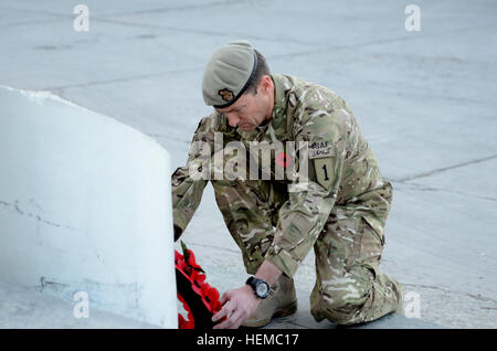 Britische Armee Major Felix Gedney, die Regional Command-East stellvertretender Kommandierender general für Unterstützung, legte einen Kranz der Erinnerung zu Ehren der Gedenktag, 11. November 2012, in Bagram Air Field, Afghanistan. Die Zeremonie war zeitgleich mit Königin Elizabeth II verlegen ihren Kranz des Gedenkens an die nationalen Cenotaph in London zusammen. (Foto: U.S. Army Staff Sgt David J. Overson, 115. Mobile Public Affairs-Abteilung) Erinnerung-Tag Zeremonie an Bagram Air Feld 121111-A-RW508-004 Stockfoto