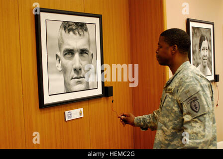 Armee Master Sergeant Gary Mullins mit Headquarters und Headquarters Company, 4th Brigade Combat Team (Airborne), 25. Infanterie-Division drückt die Taste, um den Kommentar anhören und schauen Sie sich das Porträt seines Freundes, Armee Sgt. 1. Klasse Christopher A. Duffy mit der Brigade 501. Infanteriebataillon, 13. November 2012, Hauptquartier der 4-25. Aufbauend auf Joint Base Elmendorf-Richardson, Alaska. (US Army Foto von Staff Sgt. Jeffrey S. Smith/freigegeben) Sparta Leben, Sparta spricht 121113-A-ZX807-001 Stockfoto